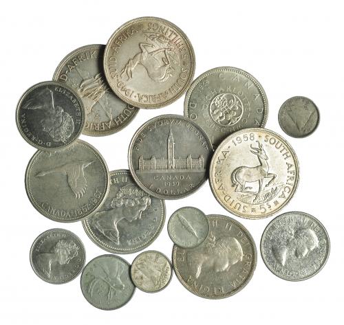 386 - Lote 15 piezas de Canadá y Sudáfrica: 8 monedas tamaño duro, 2 de 1/2 duro y 5 fraccionarias. De MBC a SC.