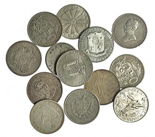 388 - Lote 13 duros del siglo XX: Chile (1), Cuba (2), Ecuador (1), Filipinas (3), Panamá (2), Perú (2), Uruguay (2). De MBC a SC.