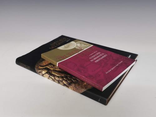 414 - Lote 2 libros: J. I. San Vicente, Del trueque al euro a través de la colección numismática Prestamero, Álava, 2001; R. Feria, Historia del dinero, Madrid, 1991.