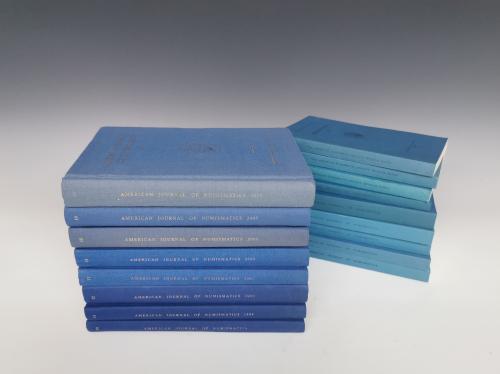 425 - Lote revistas: American Journal of Numismatics, nº 1 a 14, 18, 19 y 23 (14 vols.) + The American Numismatic Society. Museum Notes, nº 31-33 (3 vols.). Total 17 vols.