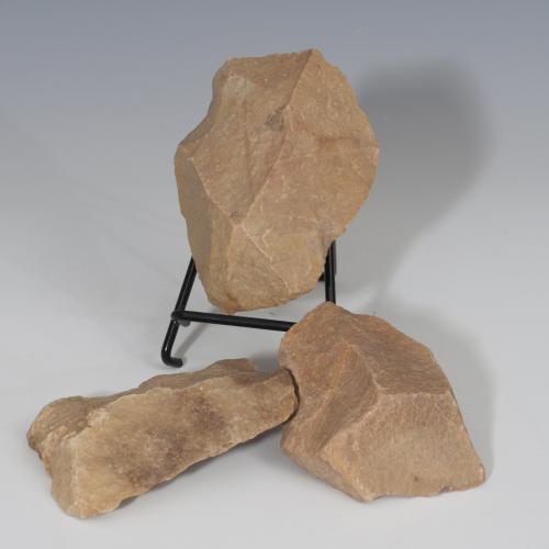 431 - PREHISTORIA. Período Musteriense. Lote de tres bifaces (80.000 a.C.). Cuarcita. Altura 8,0-11,0 cm.