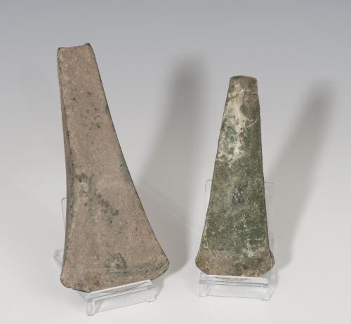 433 - PREHISTORIA. Edad de Bronce. Lote de dos hachas (1800-1500 a.C.). Bronce. Longitud 11,8 y 14,2 cm.
