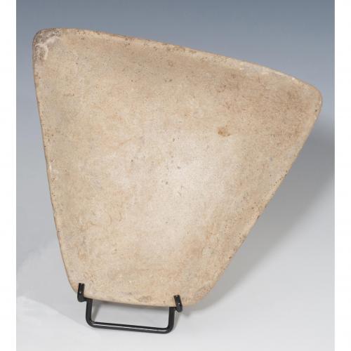 437 - EGIPTO. Naqada III. Plato (3300-2900 a.C.). Alabastro. Altura 5,0. Diámetro 15,0x18,0 cm.