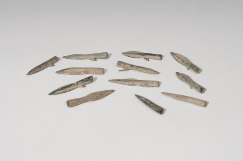 438   -  HISPANIA ANTIGUA. Fenicio-púnico. Lote de doce puntas de flecha (VII-V a.C.) Bronce. De doble filo y anzuelo. Longitud 3,8-4,6 cm.