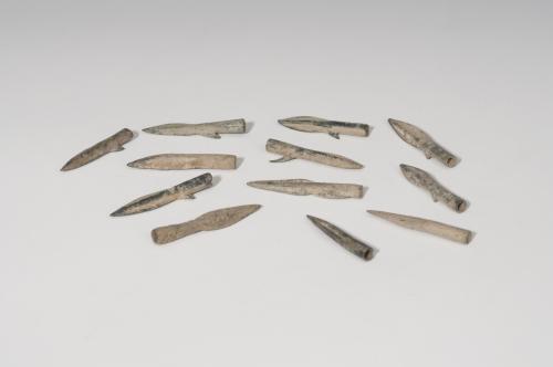438 - HISPANIA ANTIGUA. Fenicio-púnico. Lote de doce puntas de flecha (VII-V a.C.) Bronce. De doble filo y anzuelo. Longitud 3,8-4,6 cm.