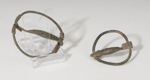 440 - HISPANIA ANTIGUA. Cultura Ibérica. Lote de dos fíbulas anulares hispánicas (IV-II a.C.). Bronce. Diámetro 5,0 y 6,2 cm.