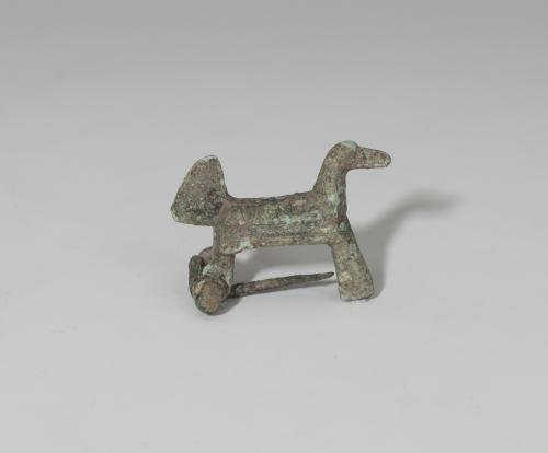 442   -  HISPANIA ANTIGUA. Cultura celtíbera. Fíbula zoomorfa de caballo (III a.C.). Bronce. Longitud 3,4 cm.