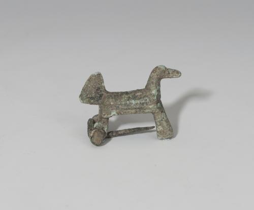 442 - HISPANIA ANTIGUA. Cultura celtíbera. Fíbula zoomorfa de caballo (III a.C.). Bronce. Longitud 3,4 cm.