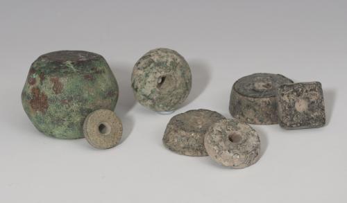 443 - MUNDO ANTIGUO. Lote de siete ponderales (IV a.C. - III d.C.). Bronce. Tres ibéricos, uno romano y tres indefinidos. Diámetro 1,5-4,4 cm.
