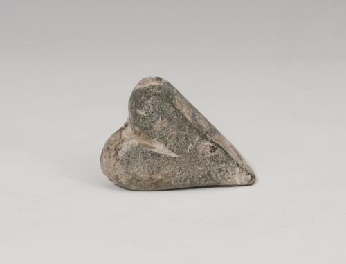 445 - MUNDO ANTIGUO. Greco-romano. Elemento decorativo. Bronce. En forma de corazón. Longitud 3,2 cm.