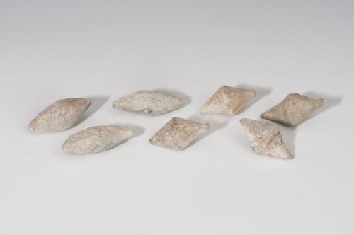 446 - ROMA. República Romana. Lote de siete glandes bicónicos y ovalados (I a.C.). Plomo. Cuatro con CN MAG y tres anepígrafos. Longitud 4,4-5,4 cm.