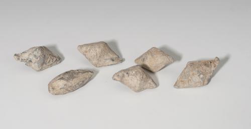 447 - ROMA. República Romana. Lote de seis glandes bicónicos y ovalados (I a.C.). Plomo. Cinco con CN MAG y uno anepígrafo. Longitud 3,3-4,6 cm.