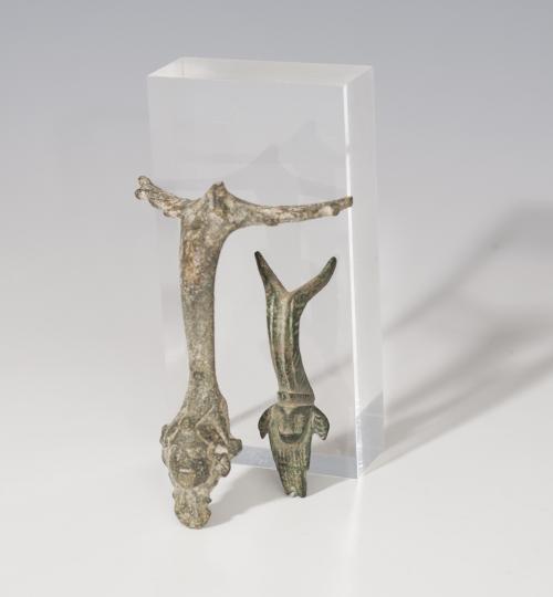 449 - ROMA. Lote de dos asas de jarra (I a.C. - IV d.C.). Bronce. Una con decoración distal cefaliforme y otra zoomorfa. Altura 5,8 y 7,9 cm.