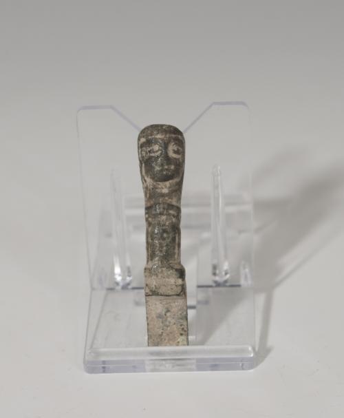 450 - ROMA. Mango de cuchillo o espejo (I a.C.-IV d.C.). Bronce. Con representación facial en parte distal. Altura 5,3 cm.
