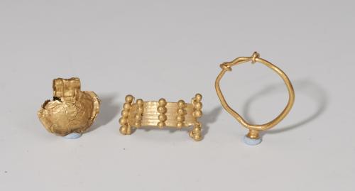 453   -  ROMA. Imperio Romano. Lote de tres elementos ornamentales (II-III d.C.). Oro. Un colgante, un pendiente y un aplique. Altura 12-18 mm.