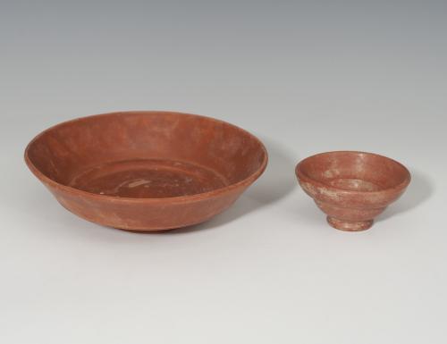 459   -  ROMA. Imperio Romano. Lote de dos cerámicas (I-II d.C.). Terra sigillata. Cuenco y plato. Altura 4,4 y 5,7 cm. Diámetro 8,1 y 17,8 cm.