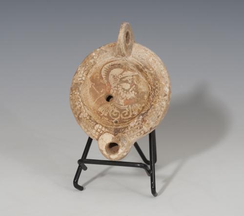 464 - ROMA. Imperio Romano. Lucerna (225-250 d.C.). Terracota. Piquera circular, un agujero de llenado y disco central decorado con Marte a derecha. Longitud 11,8 cm.