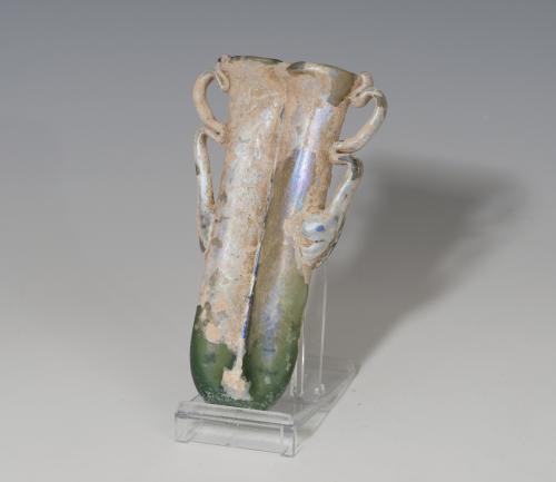 469 - ROMA. Imperio Romano. Ungüentario doble (III-IV d.C.). Vidrio. Altura 11,0 cm. Presenta irisaciones.
