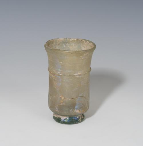 470 - ROMA. Imperio Romano. Vaso (IV-V d.C.). Vidrio. Altura 9,9 cm. Diámetro 6,4 cm. Presenta irisaciones.