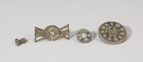 473 - ROMA. Imperio Romano. Lote de cuatro apliques (IV-V d.C.). Bronce con esmalte. Longitud 13-35 mm. Diámetro 16 y 29 mm.