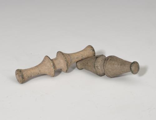 477 - ROMA. Imperio Romano. Lote de dos ¿pasadores de bocado de caballo? (II-IV d.C.). Bronce. Longitud 4,4 y 5,2 cm.