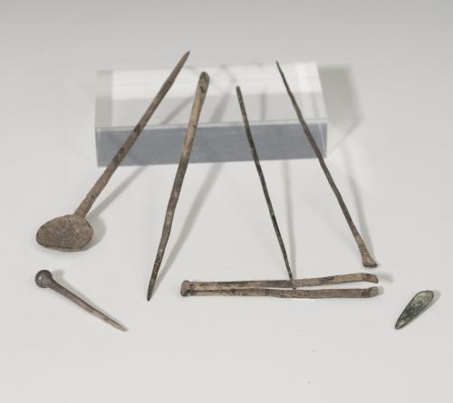 478 - ROMA. Imperio Romano. Lote de siete objetos médicos y/o domésticos (I-IV d.C.). Plata y bronce. Una cuchara (ligula), una pinza (vulsellae), fragmento de una cuchara-sonda, dos agujas y dos sondas. Longitud 2,5 - 13,4 cm.