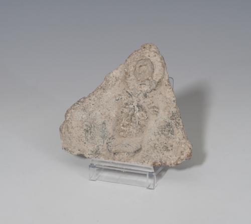 480   -  ROMA. Imperio Romano. Placa triangular (I-IV d.C.). Con representación de cabeza de frente con arandela. Altura 7,2 cm.