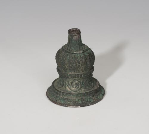 487   -  EDAD MODERNA. Campanilla (XV-XVII d.C.). Bronce. Con decoración floral. Altura 6,5 cm.