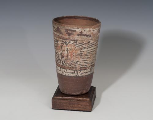 490   -  PREHISPÁNICO. Cultura Nazca. Vasija o Vaso (175-597 d.C.). Cerámica polícroma, roji-blanco. Altura 15,8 cm. Diámetro 9,9 cm.