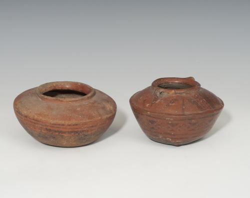 491   -  PREHISPÁNICO. Cultura Nariño-Carchi. Lote de dos vasijas (500-1532 d.C.). Cerámica policromada. Altura 7,5 y 8,4 cm. Diámetro 6,2 y 7,2 cm.