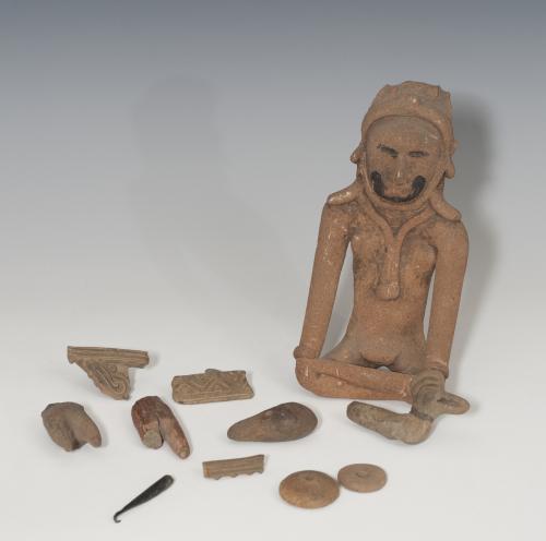 496   -  PREHISPÁNICO. Período Formativo Temprano-Medio. Lote de 11 objetos: pintaderas, figura antropomorfa, recipiente zoomorfo, fragmentos de figuras de diversas épocas y culturas. Altura figura 19,1 cm.