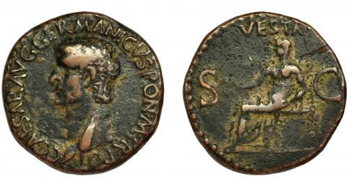 77   -  GERMÁNICO. As. Roma (37-38 d.C.). R/ Vesta sentada a izq. con cetro y pátera; VESTA, SC. AE 12,14 g. 26 mm. RIC-38. Hoja en rev. MBC/BC+.
