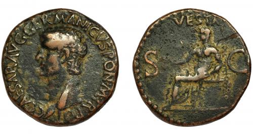 77 - GERMÁNICO. As. Roma (37-38 d.C.). R/ Vesta sentada a izq. con cetro y pátera; VESTA, SC. AE 12,14 g. 26 mm. RIC-38. Hoja en rev. MBC/BC+.