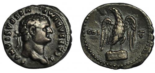 89 - TITO. Denario. Roma (76 d.C.). R/ Águila explayada con cabeza a izq. Sobre altar; COS V. AR 3,20 g. 18 mm. RIC-19b. Pátina oscura. MBC. Venta privada en La Lonja del Almidón. Conserva sobre original.