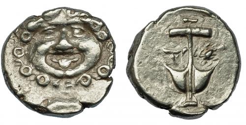 2104 - GRECIA ANTIGUA. TRACIA. Apolonia póntica. Dracma (450-400 a.C.). A/ Medusa. R/ Ancla invertida, a los lados crustáceo y A. AR 2,7 g. 13,2 mm. COP-456 ss. SBG-1655 vte. MBC.