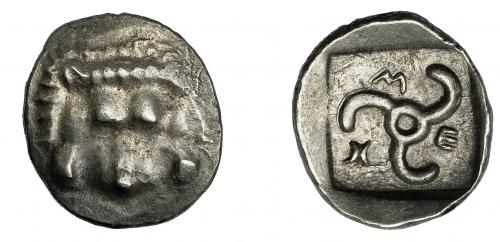 2115 - GRECIA ANTIGUA. LICIA. Mithrapata. Dióbolo (460-360 a.C.). A/ Cabeza frontal de león. R/ Trisqueles dentro de cuadrado incuso. AR 1,2 g. 12,8 mm. COP-476 vte. Acuñación floja en anv. MBC-/MBC+.