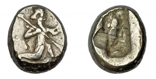 2121 - GRECIA ANTIGUA. PERSIA. Reyes Aqueménidas. Siclo (Darío I-Jerjes II, 485-420 a.C.). A/ Rey arrodillado a der. con arco y lanza. R/ Punzón incuso. AR 5,6 g. 14,7 mm. COP-280. SBG-4678. Pequeñas marcas. MBC-.