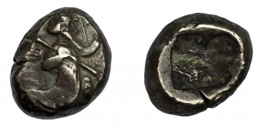 2125 - GRECIA ANTIGUA. PERSIA. Reyes Aqueménidas. Siclo (Darío I-Jerjes II, 485-420 a.C.). A/ Rey arrodillado a der. con arco y lanza. R/ Punzón incuso. AR 5,6 g. 15,1 mm. COP-280. SBG-4678. BC+.