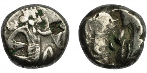 2127 - GRECIA ANTIGUA. PERSIA. Reyes Aqueménidas. Siclo (Jerjes II-Atajerjes II, 455-420 a.C.). A/ Rey arrodillado a der. con daga y arco. R/ Punzón incuso. AR 5,6 g. 14,2 mm. COP-284. SBG-4678. Punzón en anv. MBC-.