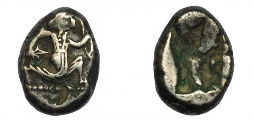 2128 - GRECIA ANTIGUA. PERSIA. Reyes Aqueménidas. Siclo (Jerjes II-Atajerjes II, 455-420 a.C.). A/ Rey arrodillado a der. con daga y arco. R/ Punzón incuso. AR 5,3 g. 16,3 mm. COP-284. SBG-4678. MBC-.