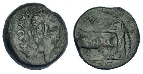 2025 - HISPANIA ANTIGUA. EMERITA. As. A/ Cabeza masculina barbada frontal, vertiendo agua de un cántaro; (PERMISSV CAESA)RIS AVGVSTI. R/ Yunta fundacional a izq.; encima (A)VGV(STA), debajo (EME)RIT(A). RPC-11. APRH-11b. I-1009. ACIP-3373a. Algo descentrada. Pátina verde oscuro. MBC-/B+. Muy escasa.