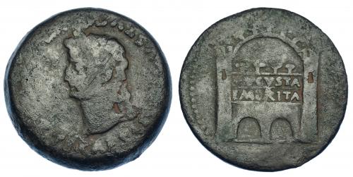 2026 - HISPANIA ANTIGUA. EMERITA. Dupondio. A/ Cabeza laureada a der.; TI CAESAR (AVGV)STVS (PONT MAX IMP). R/ Recinto amurallado de la ciudad; AVGVSTA/ EMERITA. RPC-41. APRH-41b. I-1054. ACIP-3407a. Raya en anv. Pátina verde oscuro. BC-/BC+. Muy escasa.