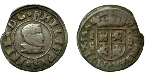 2496 - FELIPE IV. 8 maravedís. 1661. Segovia. S. AC-393. Pequeña rotura al borde. BC+. Muy escasa.
