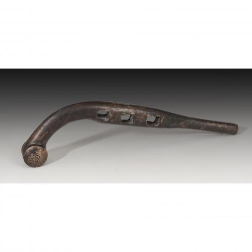 2650 - PRÓXIMO ORIENTE. LURISTÁN. Parte de brida de caballo (X-VIII a.C.). Bronce. Con tres perforaciones de sección cuadrangular. Longitud 16,5 cm. Ex Gorny & Mosch 268, lote 754.