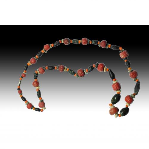 2651 - CUENCA ORIENTAL DEL MEDITERRÁNEO. Pasta vítrea, fayenza. Collar con cuentas de diversas épocas y culturas. Longitud 27 cm.