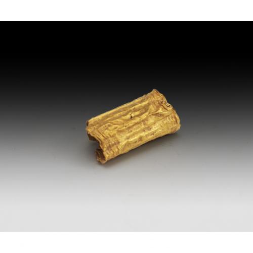 2655 - MUNDO ANTIGUO. Greco-romano. Fragmento hueco. Oro. Longitud 18 mm.