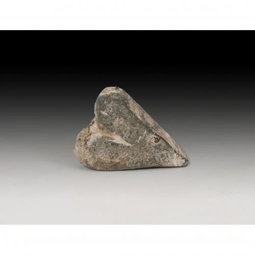 2657 - MUNDO ANTIGUO. Greco-romano. Elemento decorativo. Bronce. En forma de corazón. Longitud 3,2 cm.