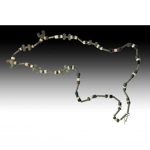 2658 - GRECIA. Collar (VI a.C.). Esteatita, concha y plata. con cuentas y decoración en espiral cuádruple. Longitud 25,0 cm. Ex. Hirsch 248, lot.572.