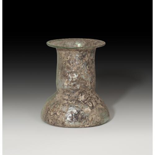 2693 - ROMA. Imperio Romano. Ungüentario (I-III d.C.). Vidrio. Depósito troncocónico achatado y cuello ancho y largo. Altura 11,9 cm. Presenta irisaciones, exfoliación y alteración cromática.
