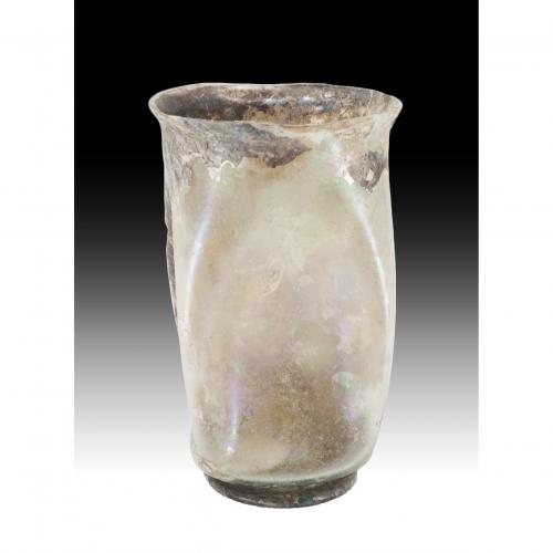 2695 - ROMA. Imperio Romano. Vaso cilíndrico con rehundimientos (mediados II-III d.C.). Vidrio. Altura 11,3 cm. Diámetro 7,0 cm. Presenta irisaciones.